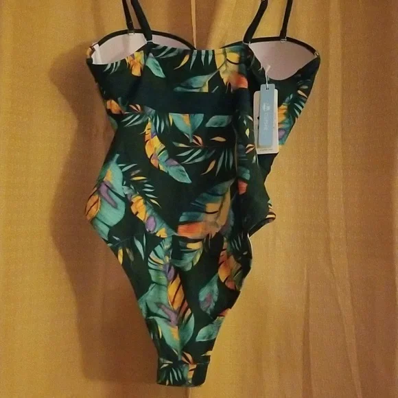 Cupshe Swimsuit - Picture 3 of 4